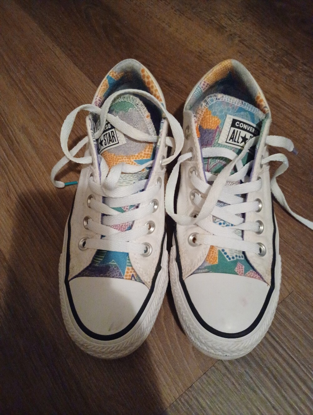 << Converse White Low Top Sneakers with Multicolor Inner Pattern
